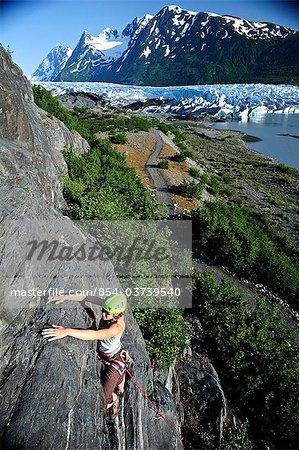 Escalade de femme avec Spencer Glacier dans la péninsule de Kenai fond, forêt nationale de Chugach, centre-sud de l'Alaska, l'été