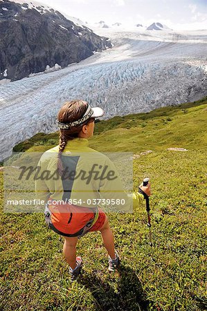 Femme de randonnée aux côtés de sortie Glacier durant l'été de centre-sud de l'Alaska, de la péninsule de Kenai Harding Icefield, Parc National de Kenai Fjords,