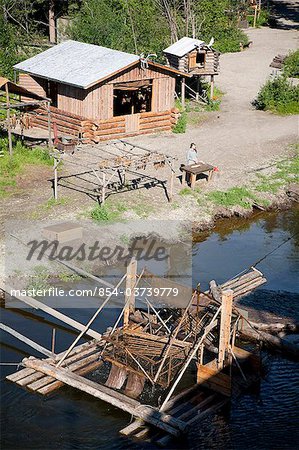 Atna Inderin Reiseleiter erzählt über Fisch-Camp für Touristen auf Riverboat Entdeckungstour entlang der Chena River, Fairbanks, Alaska Interior, Sommer