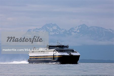 Alaska Marine Highway System ferry « Fairweather » chefs de Sitka après le départ de Auke Bay près de Juneau avec le pic de l'aigle et l'île de l'Amirauté au printemps de Tongass National Forest, sud-est de l'Alaska, de distance, dans l'Inside Passage,