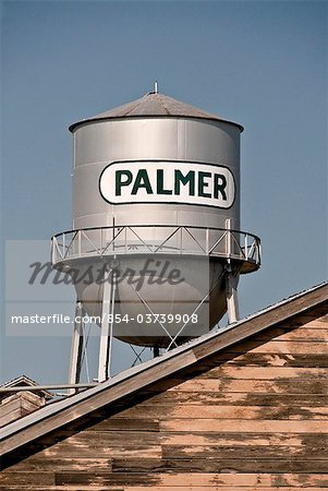 Berühmte Palmer Wasserturm steht über Gebäude in Palmer, Mat-Su Valley, South Central Alaska, Sommer