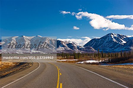 Anzeigen des George Parks Highway, wie es durch die Ausläufer der Alaskakette im Frühling breit Pass, South Central Alaska, passiert