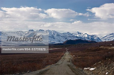 Vue de l'escalade de Denali Highway vers le sommet de McLaren, centre-sud de l'Alaska, printemps