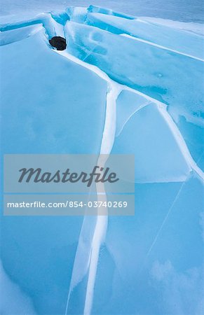 Gros plan de la glace concassée sur Hidden Lake, Chugach State Park, le centre-sud Alaska, hiver