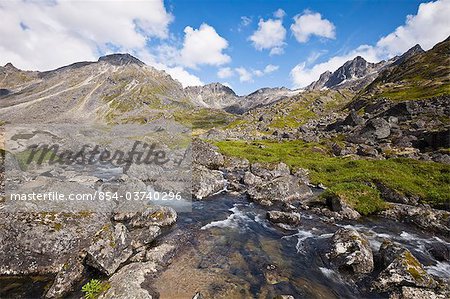 Vue panoramique du ruisseau Reed Reed Lakes sentier dans les montagnes Talkeetna dans Archange vallée, Hatcher Pass, centre-sud de l'Alaska, l'été