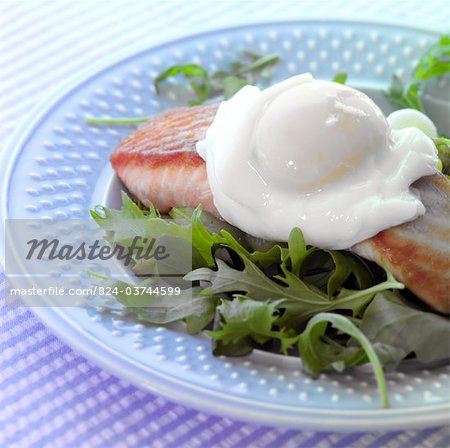 Salmon fillet with poached egg & rocket salad