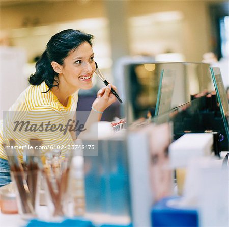 Une femme dans un magasin de maquillage.