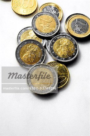 Pièces en euro dans une pile.