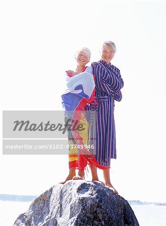 Portrait de deux jeunes filles enveloppé dans des serviettes.