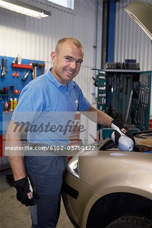 Portrait d'un mécanicien dans un garage.