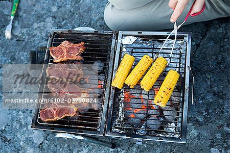 Barbecueing à un rocher plat.