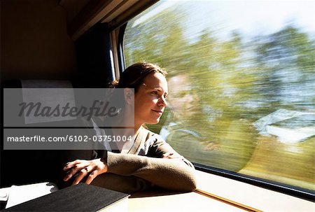 Frau von einem Zug aus dem Fenster schaute.