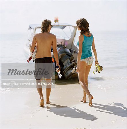 Junges Paar auf ihrem Weg zu einem Motorboot, Thailand.