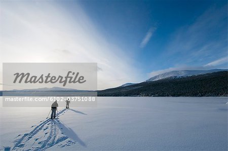 Deux personnes ski.