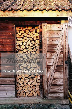 Woodpile in einem Schuppen, Schweden.