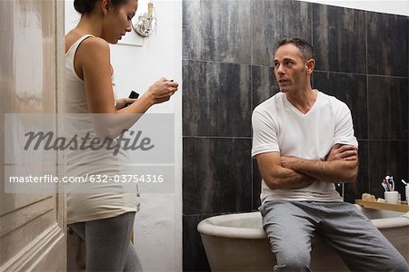 Couple parlant dans la salle de bain