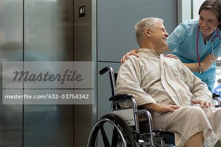 Infirmière helping patients en fauteuil roulant