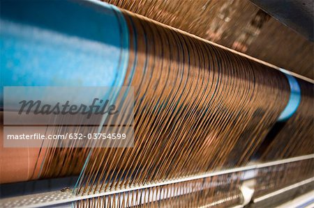 Métier à tisser tissage de tapis dans la fabrique de dalles de moquette