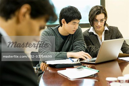 Collègues travaillant ensemble sur ordinateur portable