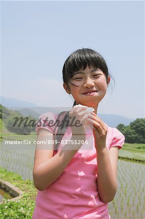 Portrait de jeune fille de manger de la nourriture