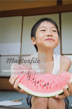 Toddler Boy Holding pastèque tranche