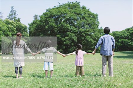 Famille tenant la main dans un parc