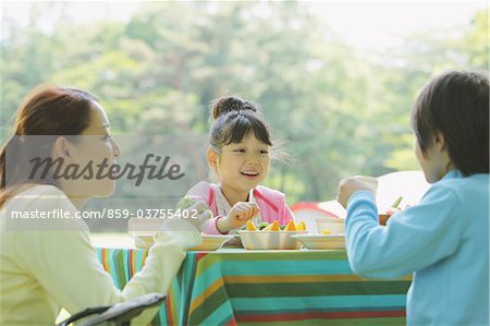 Femme japonaise bénéficiant d'aliments avec des enfants