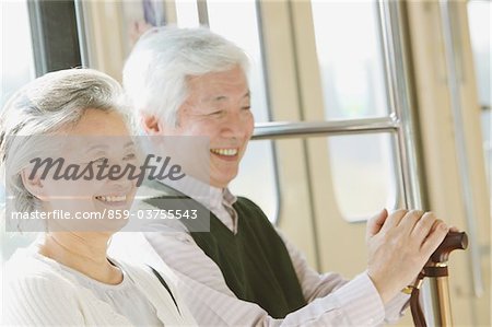 Couple de personnes âgées souriant