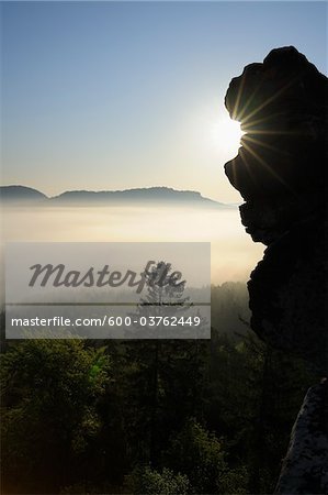 Soleil et la poussière matin Drachenfels, Busenberg, Pfalzerwald, Rhénanie-Palatinat, Allemagne
