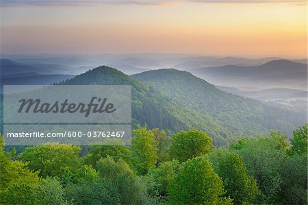 Lever du soleil sur le paysage, Wegelnburg, Nothweiler Pfalzerwald, Rhénanie-Palatinat, Allemagne