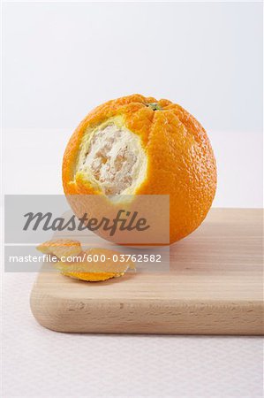 Orange partiellement pelée
