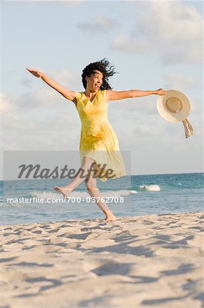 Femme dansant sur la plage