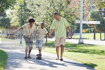 Familie Walking zusammen im Park