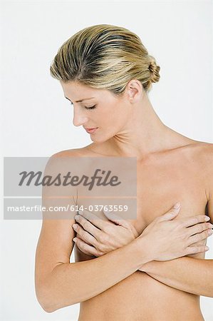 Junge Frau mit Brüsten