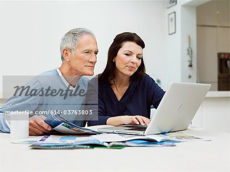 Mature Couple mit Laptop zu Buch-Urlaub