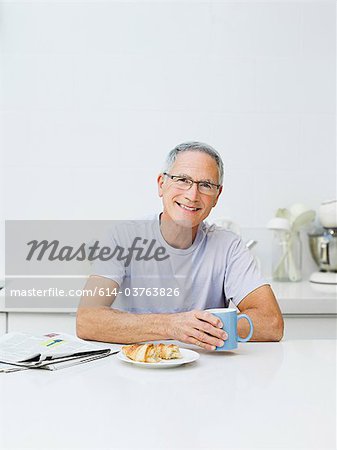 Senior Man frühstücken