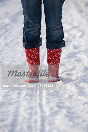 Femme portant des bottes en caoutchouc dans la neige, Salzbourg, Autriche