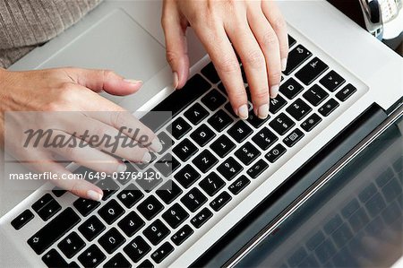 Hände Tippen auf laptop