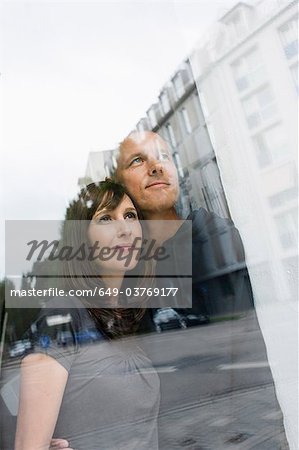 Couple regardant fenêtre