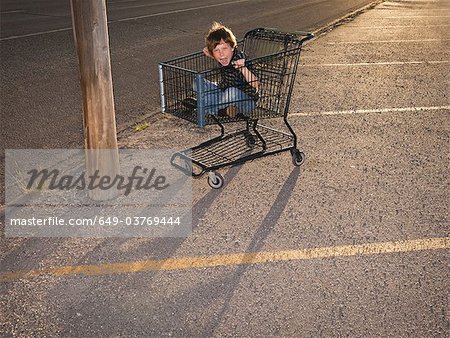 Garçon comme un véhicule à l'aide de panier