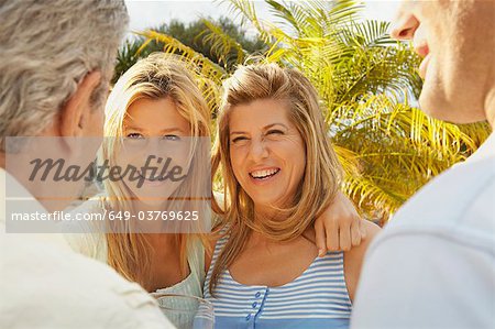 Mère et fille avec deux hommes