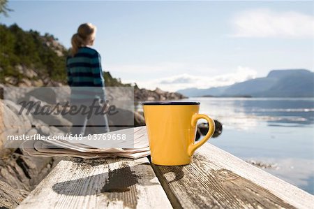 Kaffee und Papier, Frau im Hintergrund