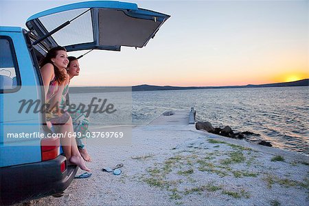 Femmes camping en van à la plage