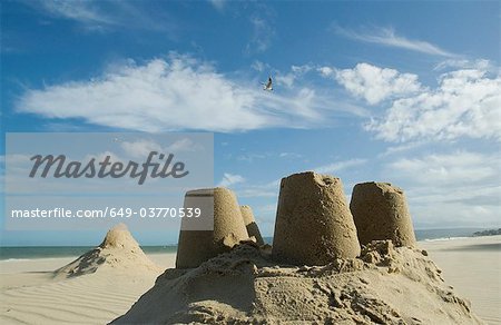 Châteaux de sable sous le ciel bleu