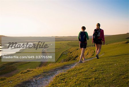 Les randonneurs à pied vers le coucher du soleil