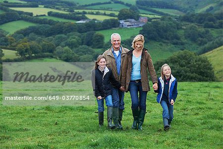 Grands-parents et les enfants lors d'une promenade