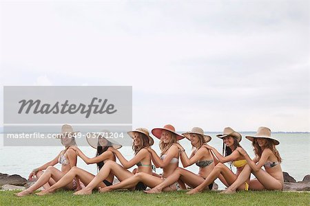 Femmes assises dans une chaîne humaine de lac