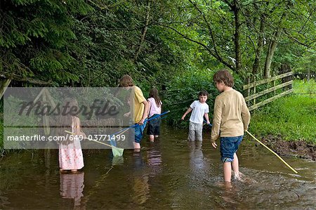 Kinder im Fluss Angeln