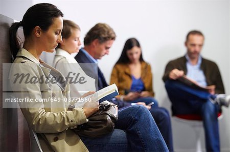 Gens assis dans la salle d'attente