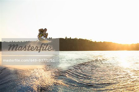 Wakeboarder bei Sonnenuntergang